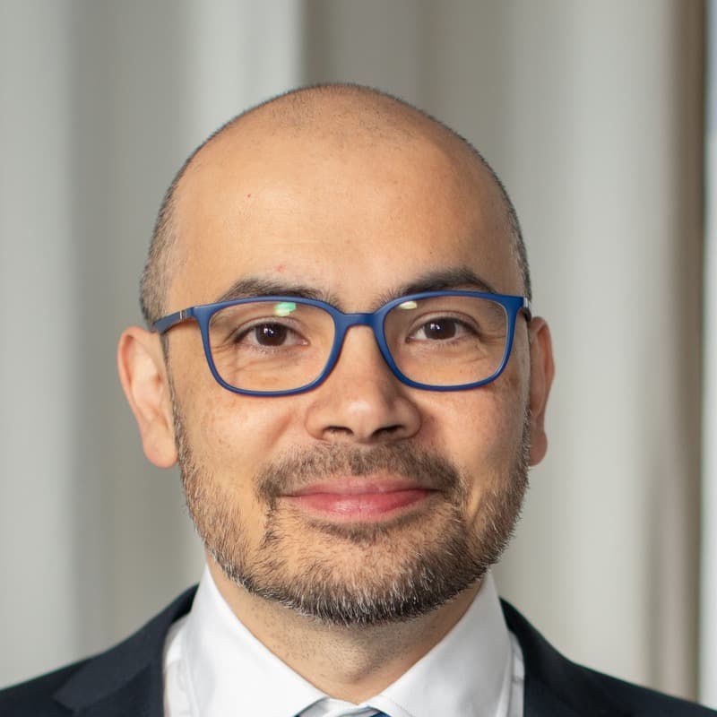 Portrait de Demis Hassabis, CEO Google DeepMind, lauréat Nobel de chimie 2024